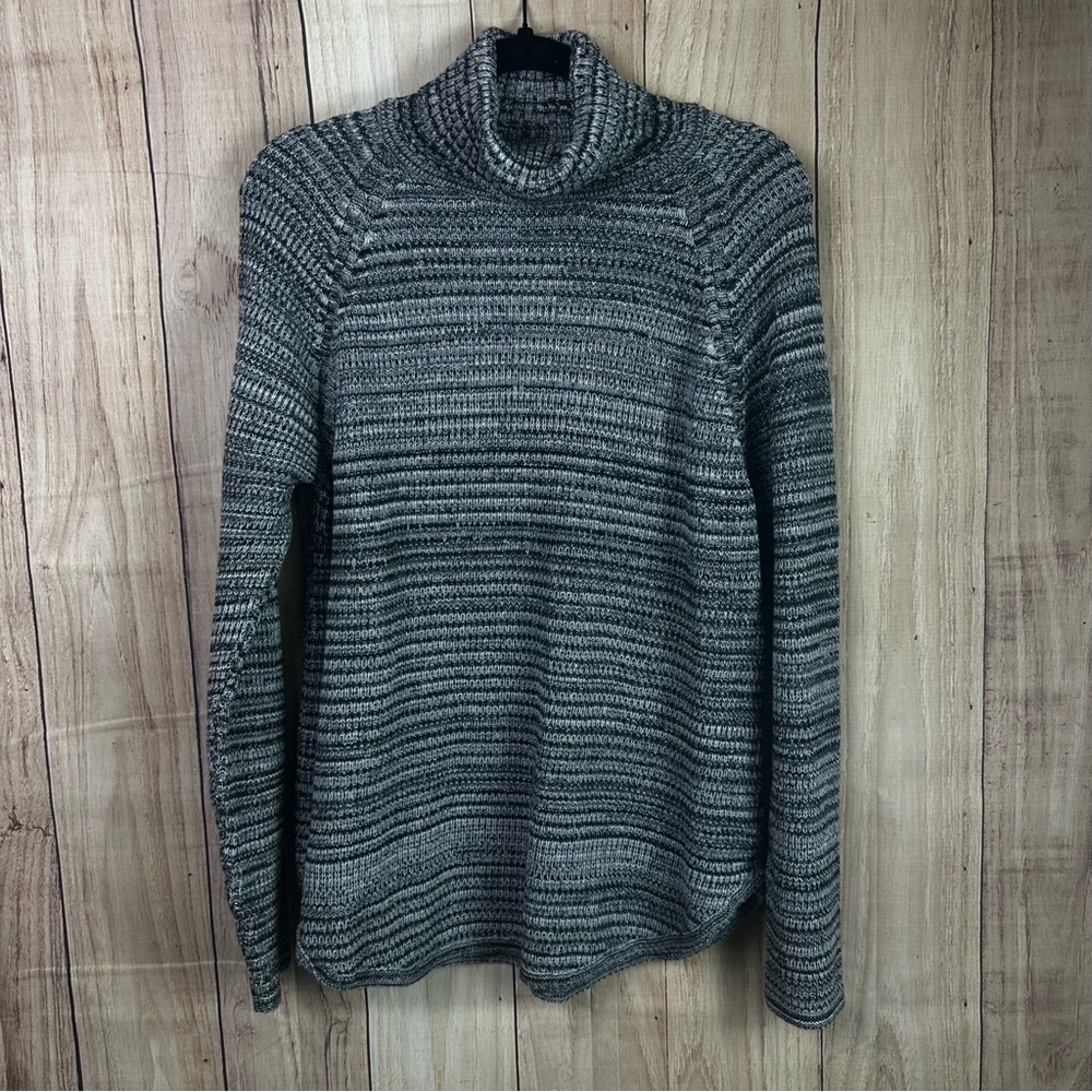 eight eight eight Women's Gray Turtleneck Sweater